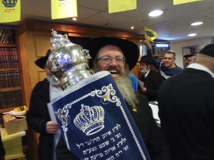 מוסיף והולך באור: ספר תורה לבית חב"ד בית דגן 